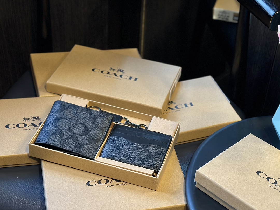 福利🐆p70 礼盒包装 Coach 高级男士钱包超级礼盒 钱夹+卡包+钥匙扣 男士钱包我一直喜欢的就是 Coach，因为它的辨识度高而且做工值得信任。而且设计简约，真皮抗磨耐用，送朋友、男友 首选