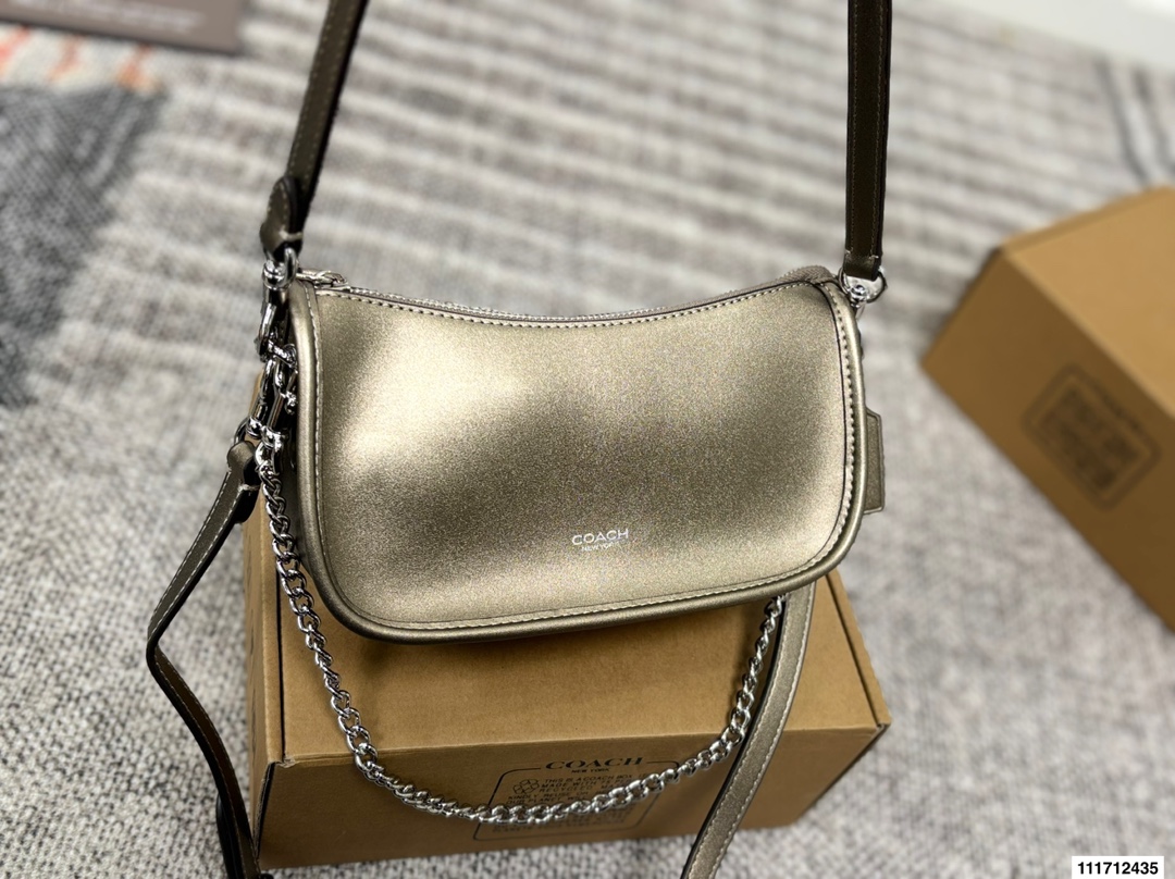 P165 配盒子COACH｜蔻驰新品waverly bag24 蔻驰八月这款Waverly手袋适于日常使用的简约设计， 灵感源自品牌故乡纽约的随性精致格调。 采用具有精美纹理和柔软质感的天然粒面皮革制作，配有一个方便的搭扣袋以及一个可存放手机、钱包等随身物品的开放式内袋。 全面百搭的顶部手柄设计提供了三条可替换肩带，可通过皮革肩带或优雅链带实现斜挎和肩背哟。 尺寸23 12