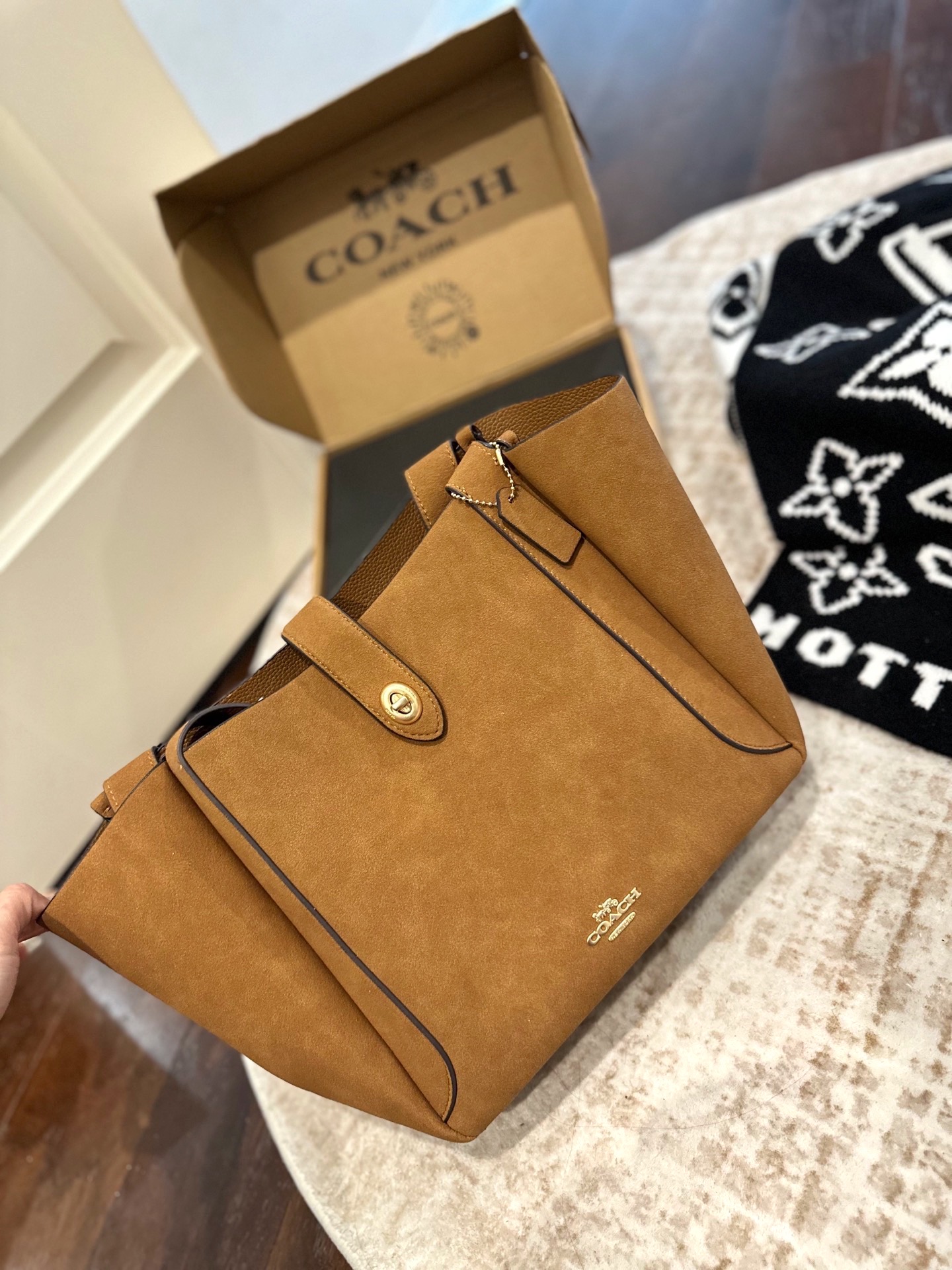 p160 全套包装 尺寸 28cm COACH新款NHadley美哭啦 COACH十月新款Hadley crossbody 可调节拼接肩带设计可腋下可斜挎 麂皮材质氛围感一整个电 真的不要太美