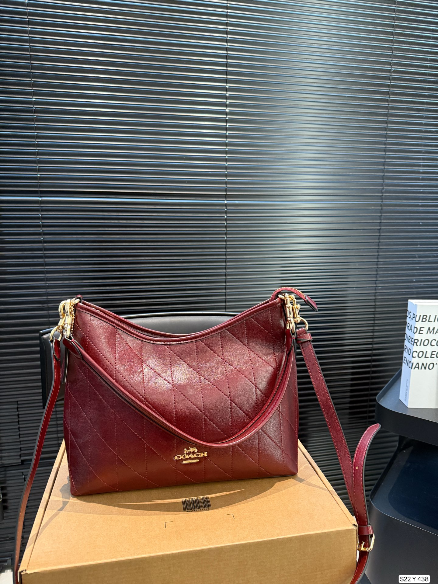 P160 配飞机盒 蔻驰托特包，除了好看还是好看，托特包造型简单又好用关键是超好看，轻便，缤纷又结实。分分钟成为街上最具回头率的时尚单品！尺寸：30 21货号Y438