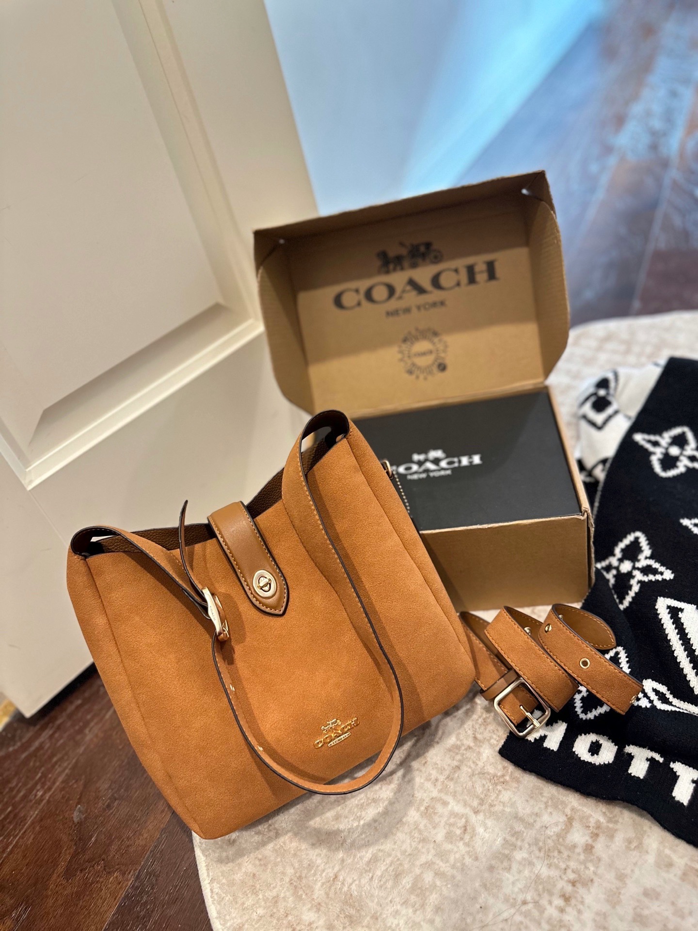 p160 礼盒包装 COACH新款NHadley美哭啦 COACH十月新款Hadley crossbody 可调节拼接肩带设计可腋下可斜挎 麂皮材质氛围感一整个电 真的不要太美 尺寸 23&times;25cm
