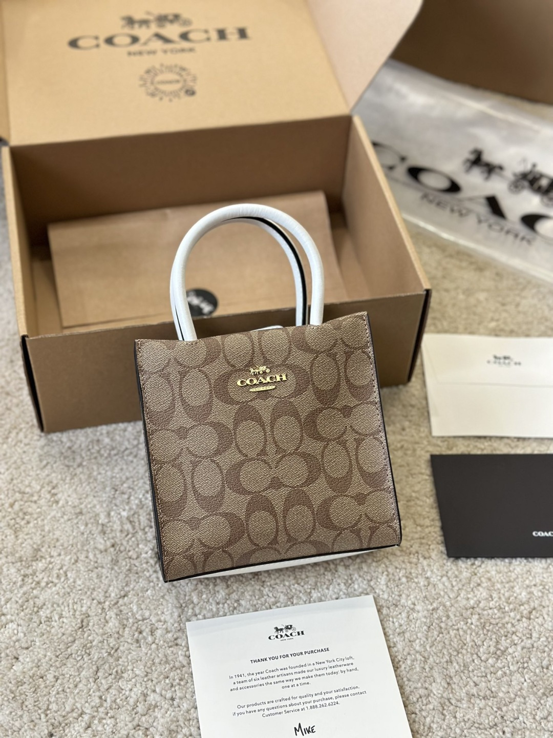 复刻版 牛皮 p160 COACH |琴谱包 Minically Minically 真的是好看又平价的琴谱包!妥妥的 Celine 平替 有多火也不想再多过赘述 这个最经典的卡其logo居然很少人po图!!! 颜值真的很高呀 感觉这个颜色会比深色来说,各个季节都适合,又抗造又百搭 手提,斜背都挺好看的,容量也是可以放下手机,钱包 充电宝的 Q蔻驰 COACH 蔻驰女包 CALLY系列 单肩包手拎包斜挎包 尺寸16.5 17cm