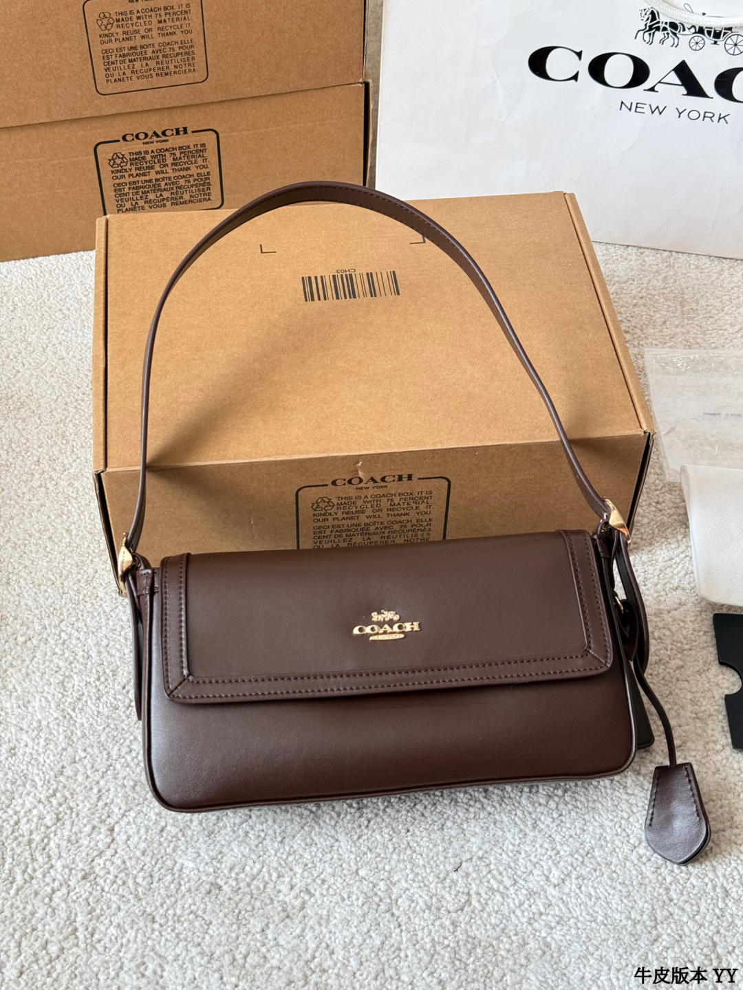 牛皮版本 p195 Coach E tta小号腋下包 tCoach Etta小号腋下包,选用全皮牛皮,栗红色调超复古,金属扣件点缀细节感满满 轻巧便携,肩带可调节,支持手提、单肩、斜挎多种背法,通勤约会都很适合!内部空间合理,手机、化妆品轻松收纳国皇。经典设计+百搭属性,秋冬大衣毛衣必备,优雅气质直接拉满 尺寸约24x14cm