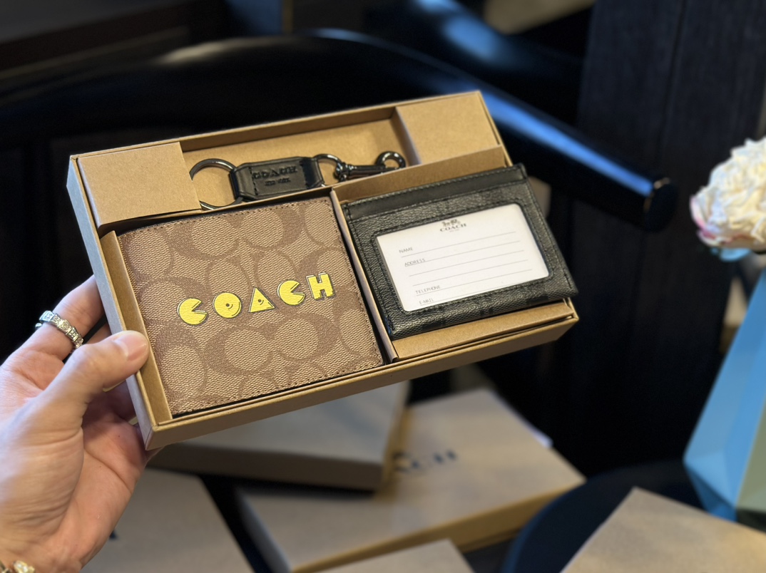 福利🐆p70 礼盒包装 Coach 高级男士钱包超级礼盒 钱夹+卡包+钥匙扣 男士钱包我一直喜欢的就是 Coach，因为它的辨识度高而且做工值得信任。而且设计简约，真皮抗磨耐用，送朋友、男友 首选