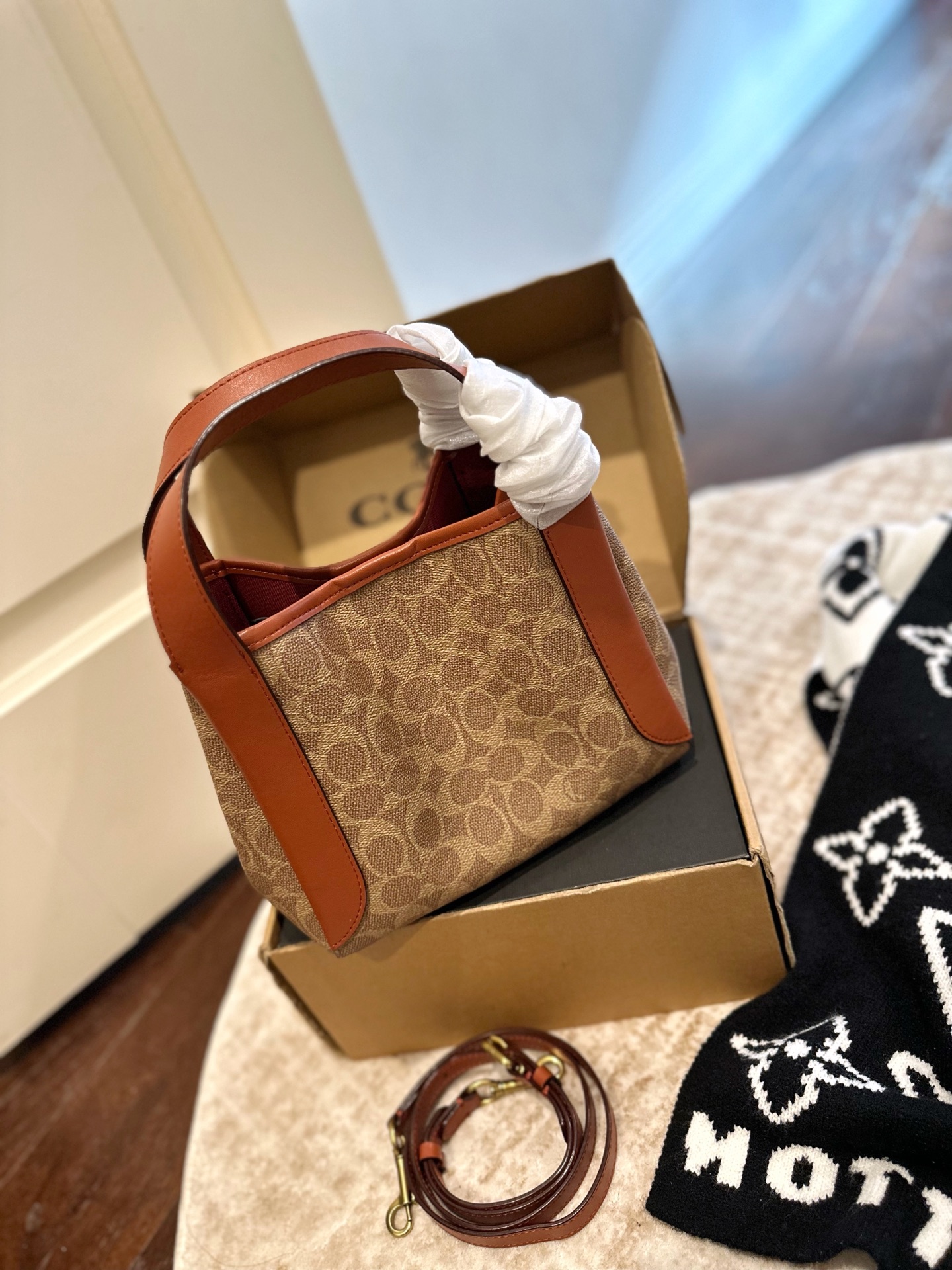 p185 礼盒包装 COACH新款NHadley美哭啦 COACH本月新款Hadley crossbody 可调节拼接肩带设计可腋下可斜挎 麂皮材质氛围感一整个电 真的不要太美 尺寸 23&times;25