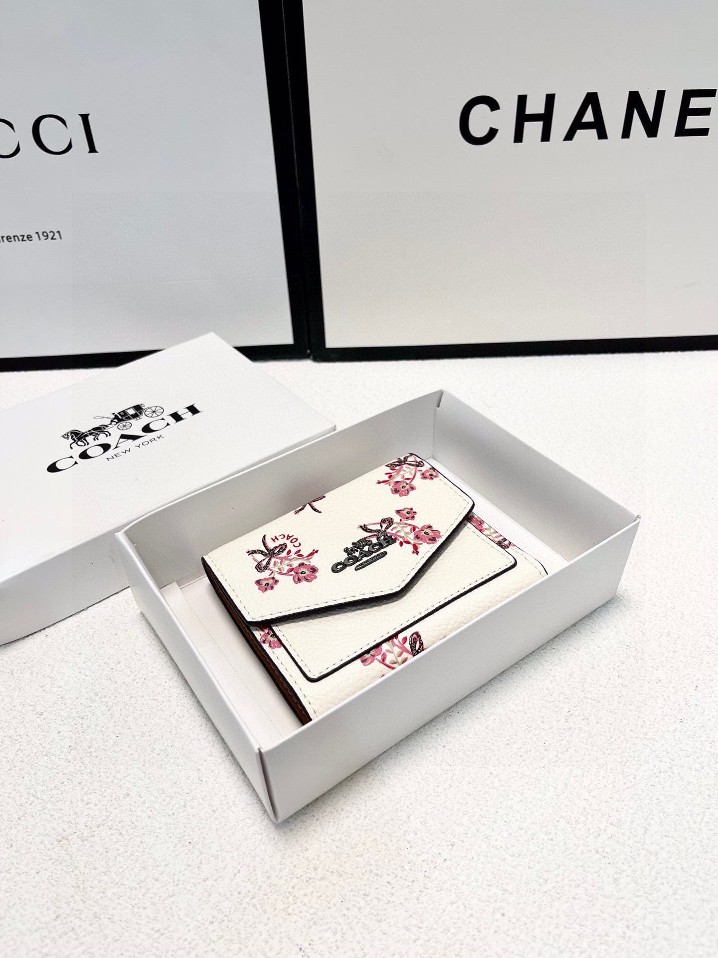 P105🎀🎀颜色 印花🎀尺寸 11x10🎀蔻驰专柜爆款👍原版牛皮三折短款钱包🔥精美设计手感一流美妞必备实物超级美🆕❤️