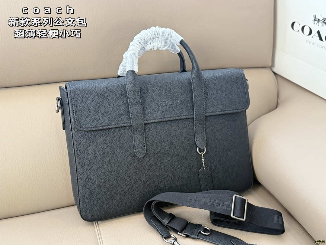 ¥315 COACH蔻驰新款系列公文包💕 超薄轻便小巧,男女皆可 可以放下13寸以下的电脑 肩带可拆卸 手提肩背都🉑 超级实用 出门办公也是酷Boy 尺寸39 27