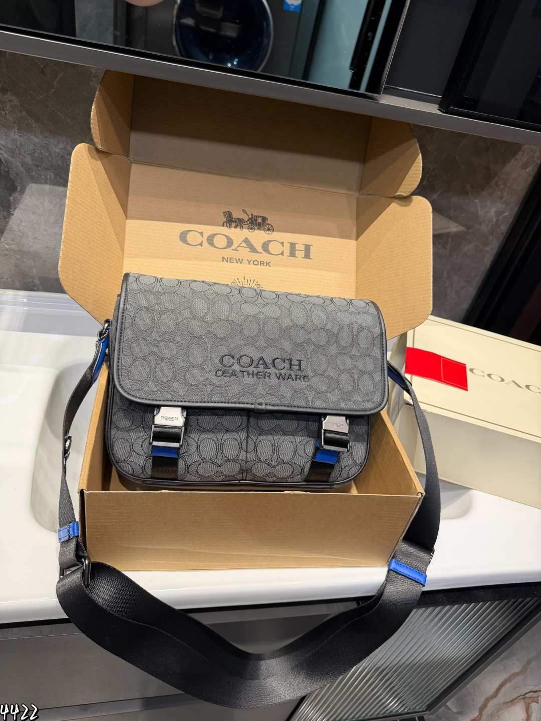 ❤️p200（礼盒包装）❤️ 男士邮差包? Coach酷帅邻家风走起~ 男包应该如何选择?时尚界男包内卷舌 不如配上一些明亮的颜色打造酷帅邻家风~@Coach蔻驰的Track系列一直都是打造不同风格的家 v [混合 丛林绿玛瑙色]这个颜色真的超级复古并且超有韵味~搭配风衣和马丁靴在背.上Track这款包包，真的超级深沉又深邃 V [木炭灰色拼运动蓝色]不得不说这个配色还真是深藏不露，打开翻盖居然还带了一些姜黄色，真的是非常吸睛，搭配简单的白色T，背上运动风蓝色的 Track,在篮球场上一-定会迷倒不少女生 V容量可以放下11寸笔记本电脑~颜值与实力并存!!! 尺寸：30*8*23cm