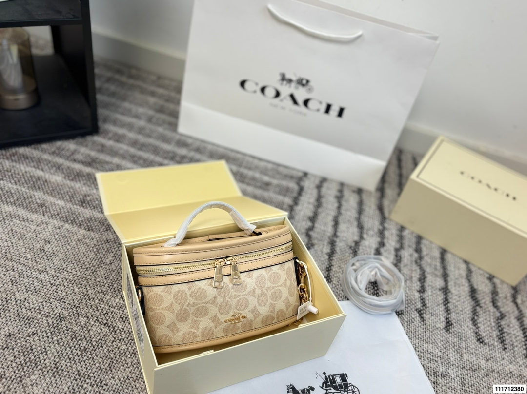 p150配折叠盒 尺寸22.13 Coach盒子包💕小可爱 新款圆饼斜挎包 一开始看到这个包 觉得一般般 不亮眼。结果背上身 惊了!超可爱!竟然是少女风格的! 这个包真的很赞啊 1️⃣容量:小身板大容量啊,装手机+钱包+气垫+口红+纸巾,就足够了,完全没问题! 2⃣️材质:是蔻驰家经典的花纹,很耐用的皮质。(肩带能调节 非常实用) 3⃣️风格:可爱 可爱真的可爱! 完全没有coach其他款式老气的感觉! 还真的蛮减龄的。 关键!棕色花纹很百搭,搭配裙子 裤子都很好看!风衣 毛衣 针织衫也能搭配! 强烈建议入!