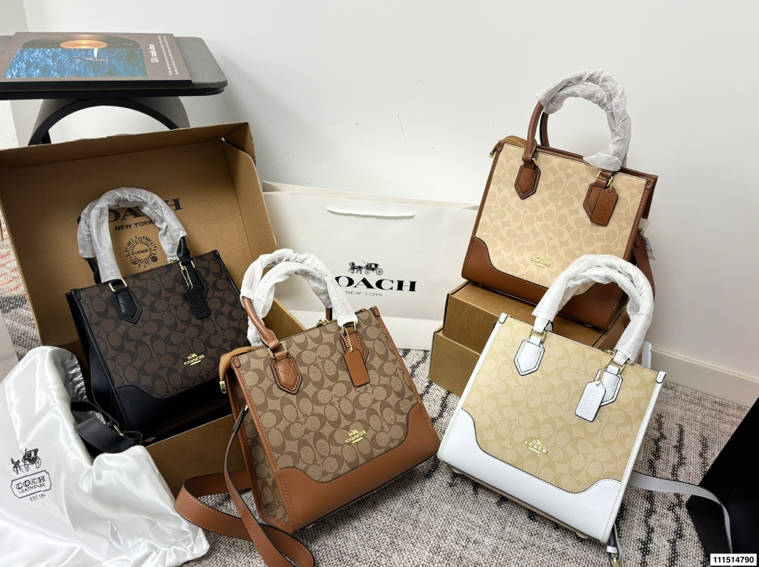 P190配飞机盒⚠️尺寸26.5*25 COACH 蔻驰 拼皮托特包 经典老花PVC帆布＋牛皮拼接，耐用易清洁又时髦。 容量超大，手机、化妆品、iad都能轻松装下！可拆卸肩带，手提、单肩、斜挎随心切换，通勤休闲都很百搭~拼色设计简约又有亮点，秋冬穿搭必备