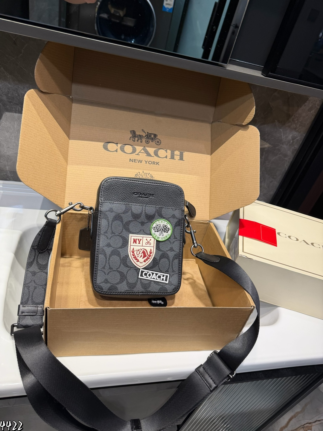 ❤️p200（礼盒包装）❤️ Coach蔻驰新品 手机包新配色 绝绝子了 蔻驰九月新品首发小手机包包 男生男士小包Track手机包斜挎包背上就是那纯纯帅气男孩 尺寸：16*6*21cm