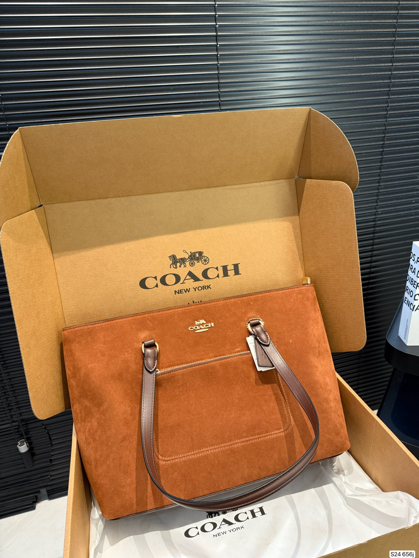 P170 配飞机盒 COACH蔻驰︳秋冬季节的Station 托特包 经典标志老花C Logo STATION 托特包 内置拉链袋/手机袋/多功能袋 顶部拉链开合,织物衬里 尺寸36 27 货号656