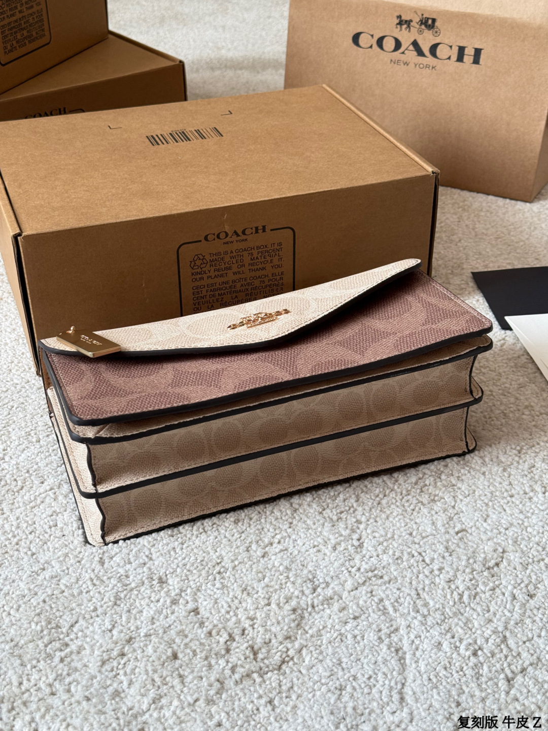 复刻版 牛皮 p175 COACH Klare链条信封包 +COACH Klare链条信封包，经典拼色设计，耐磨防水 PVC材质，日常打理超方便！信封型包身＋金属链条肩带，单肩斜挎都OK，时尚又实用山。风琴夹层+磁吸扣，收纳手机、钱包、化妆品超顺手，容量适中，通勤出街都很适合。简约优雅风格，百搭不挑衣服，轻松提升穿搭质感，是实用与美貌兼具的包包选择！尺寸 26 12cm