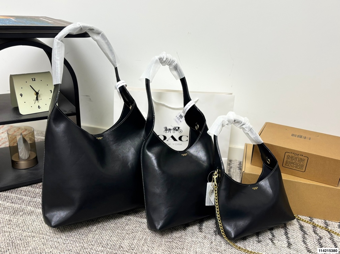 p150 礼盒包装 尺寸34.25/28.21/23.14 蔻驰 Coach 来活啦10月新款 Brooklyn28 Coach新品10月新品,复古潮流风再度来袭 1.肩带可调节长度,足够的腋下肩带,轻松打造腋下包型。 2.轻盈的黄铜配件点缀,尽显低调优雅。 真皮包边,高品质高手艺。 包型轻巧,容量超级可。 通勤,日常都可。简约线条,复古风潮。姐妹们快来get起来吧