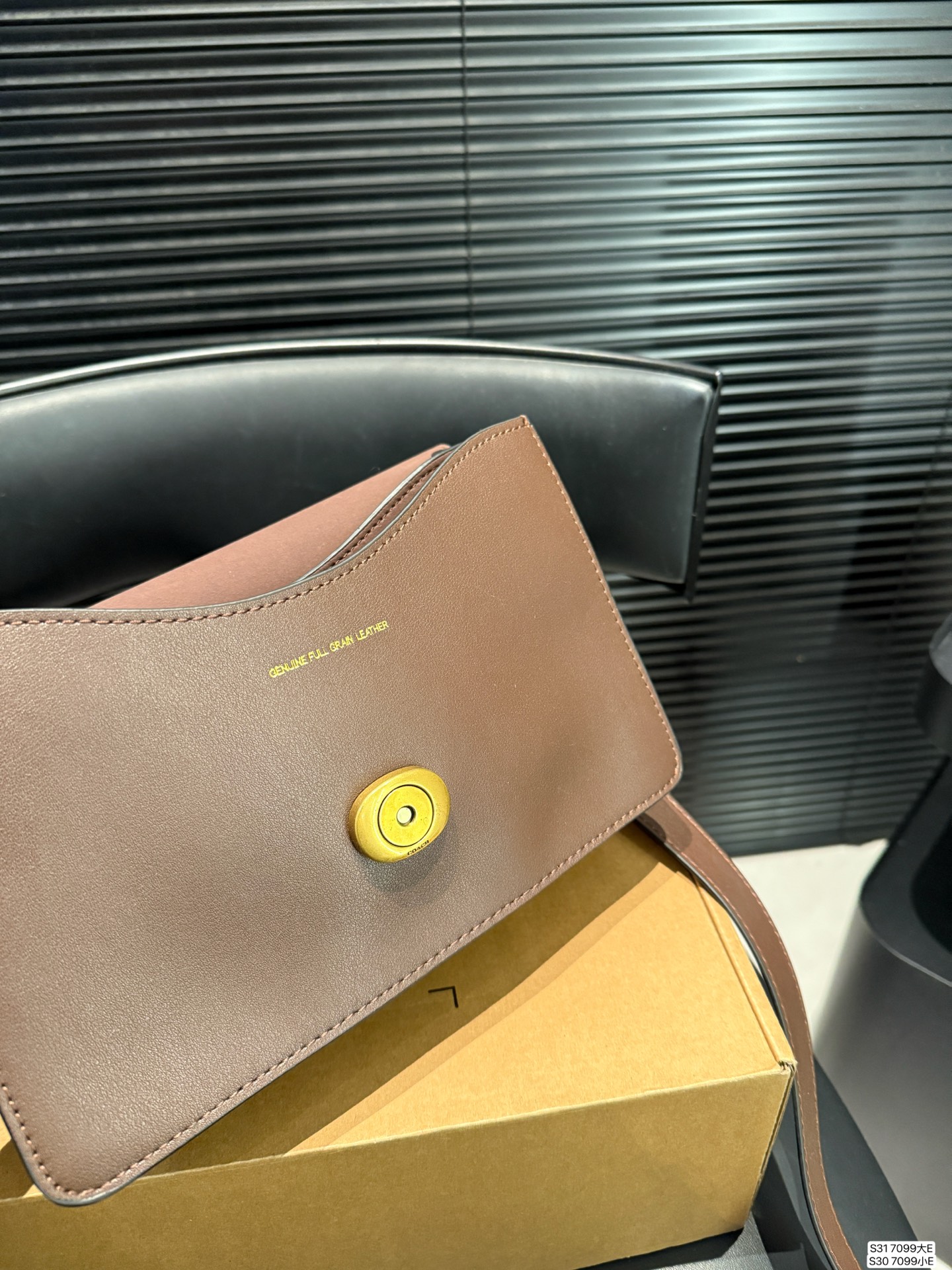 大号P205 小号P200 配盒子 蔻驰腋下 Coach又出来搞事情啦! 又酷又飒又实用!!! Coach上新的Chain Tabby包身挺实有型，兼具Soft tabby的皮质柔韧触感!三条肩带解锁多种背法，真的很难不爱吧!#尺寸：大29 22 小25.5 18 货号7099