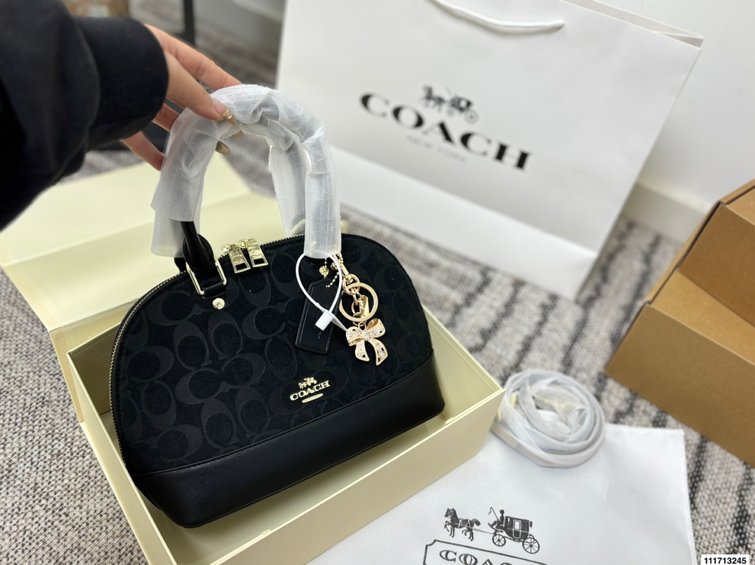 p145 配礼盒 尺寸25.20 蔻驰🌂专柜最新限量推出💫 蔻驰经典贝壳包‼️超级实用 高品质 原版五金 ‼️完美设计 版型超正💫经典的设计理念让你与众不同,回头率超高