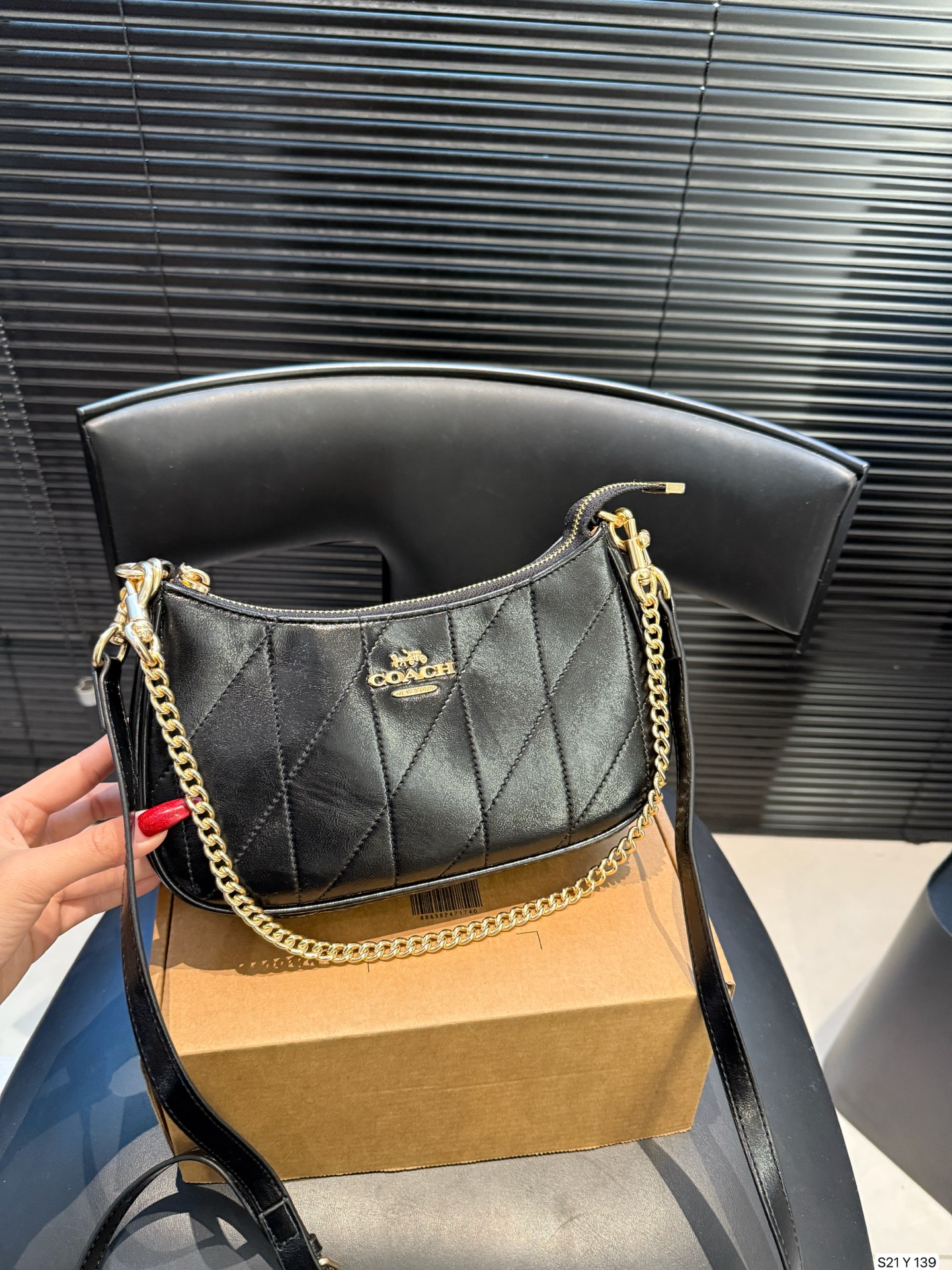P155 配盒子 COACH/蔻驰腋下包 单肩包斜挎包手提包购物袋 容量非常可，很实用的一款尺寸24 13 货号Y139