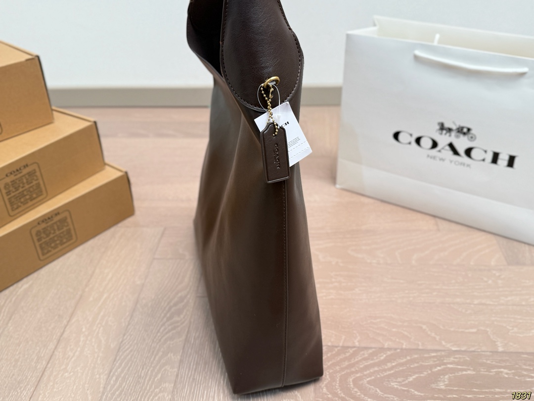 &yen;210/&yen;180/&yen;170飞机盒 蔻驰Coach托特包 颜色搭配很有复古的感觉 高级又不失优雅 超有氛围感 通勤 休闲 约会通通可搭 尺寸：38 32/27 21/22 13