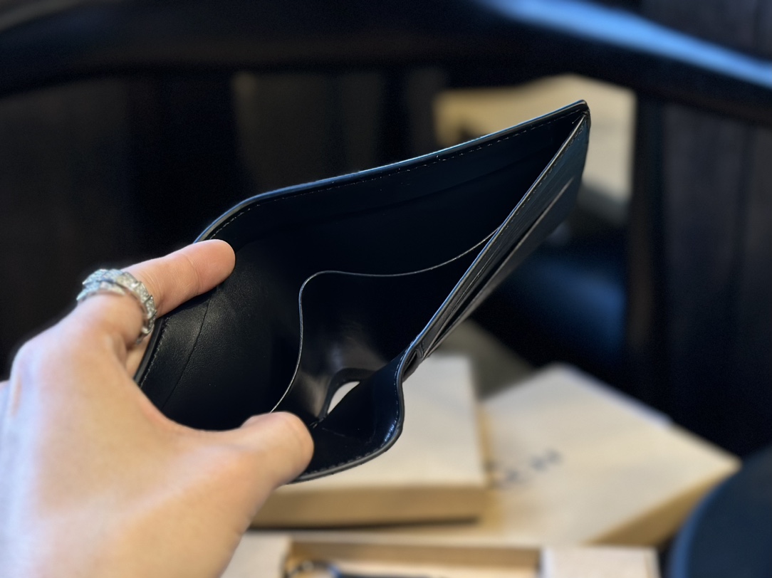 福利🐆p70 礼盒包装 Coach 高级男士钱包超级礼盒 钱夹+卡包+钥匙扣 男士钱包我一直喜欢的就是 Coach，因为它的辨识度高而且做工值得信任。而且设计简约，真皮抗磨耐用，送朋友、男友 首选