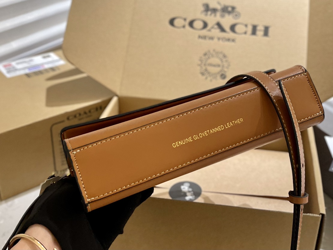 🐆p160 折叠礼盒 蔻驰COACH Harlow手提单肩包 方方正正的包型 优雅有气质 金属马车logo简约大气 容量也很可 手机 化妆品 钱包都可以装下 尺寸24.13