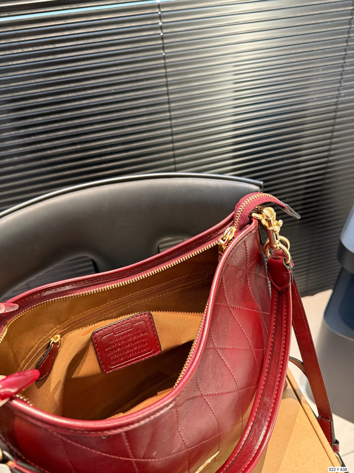 P160 配飞机盒 蔻驰托特包，除了好看还是好看，托特包造型简单又好用关键是超好看，轻便，缤纷又结实。分分钟成为街上最具回头率的时尚单品！尺寸：30 21货号Y438