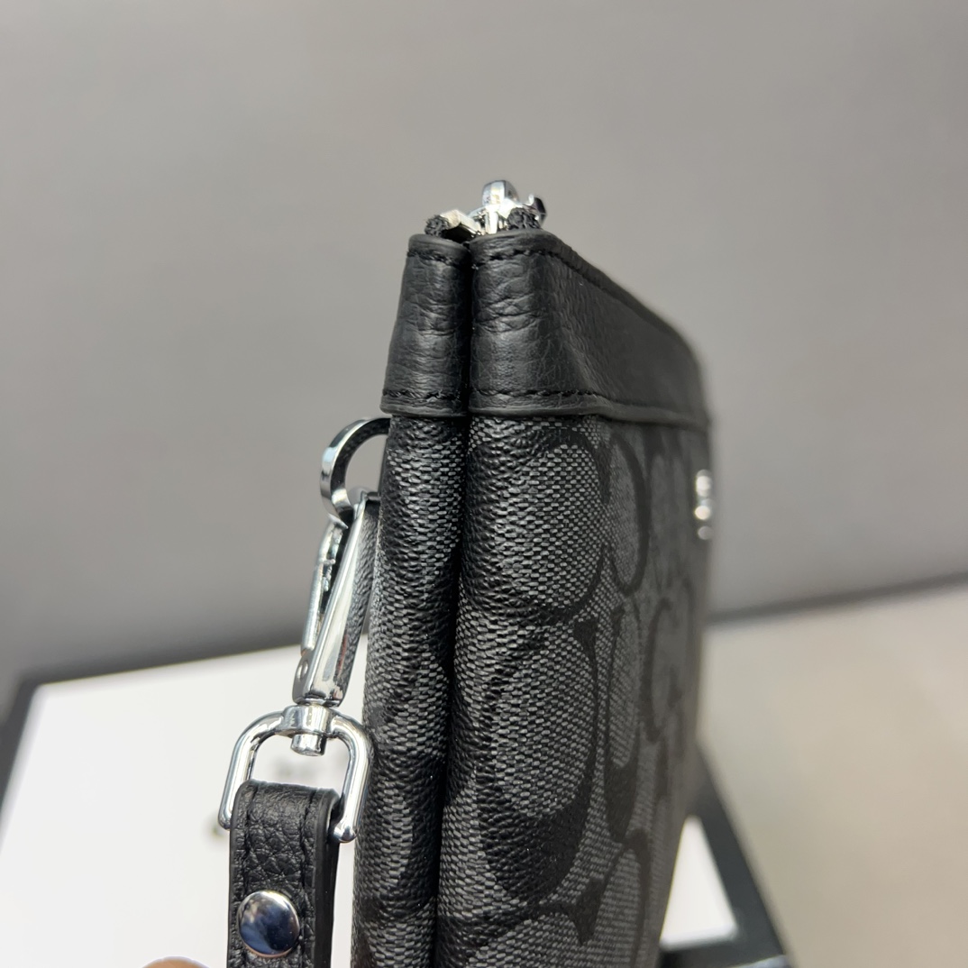 P100 Coach 蔻驰 印花小牛皮手拿包 卡包钱包多功能男包 采用精湛镶嵌细工，实物拍摄 原厂原版面料 配送礼盒 26 x 16 cm。