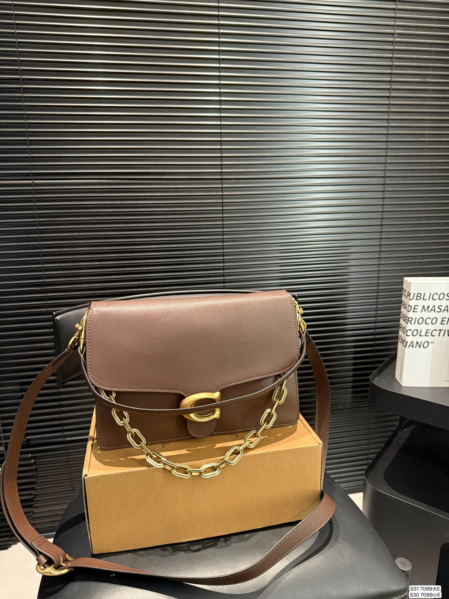 大号P205 小号P200 配盒子 蔻驰腋下 Coach又出来搞事情啦! 又酷又飒又实用!!! Coach上新的Chain Tabby包身挺实有型，兼具Soft tabby的皮质柔韧触感!三条肩带解锁多种背法，真的很难不爱吧!#尺寸：大29 22 小25.5 18 货号7099