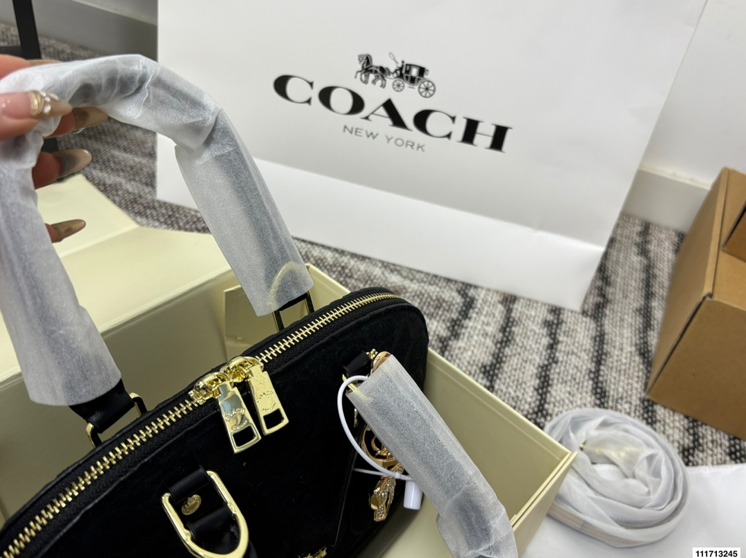 p145 配礼盒 尺寸25.20 蔻驰🌂专柜最新限量推出💫 蔻驰经典贝壳包‼️超级实用 高品质 原版五金 ‼️完美设计 版型超正💫经典的设计理念让你与众不同,回头率超高