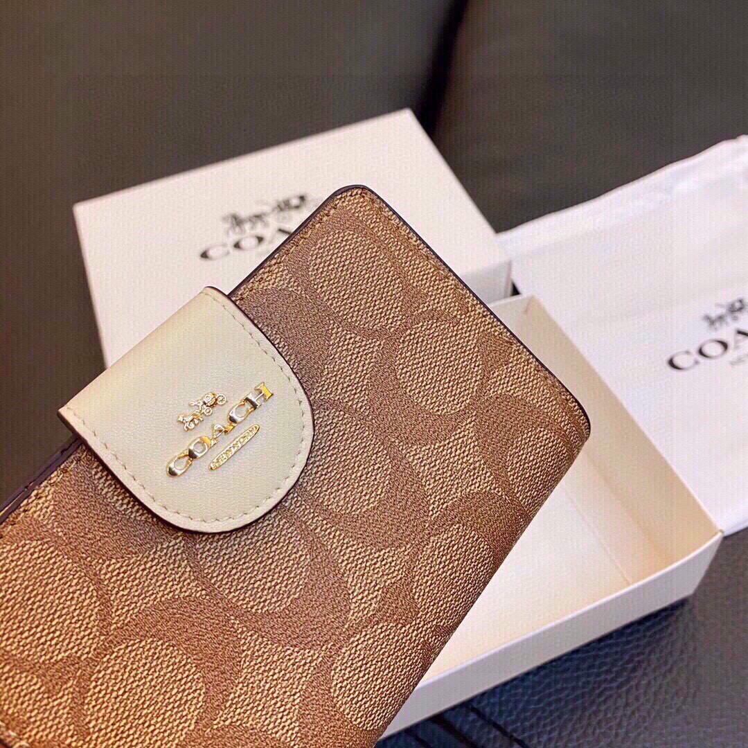 P110🎀🎀颜色 配色🎀尺寸 14x9🎀✨代购级别,越南制造,coach短款钱包此款钱包小巧精致可爱💓非常实用,内部多层卡位槽,可以平铺人民币 现货发售