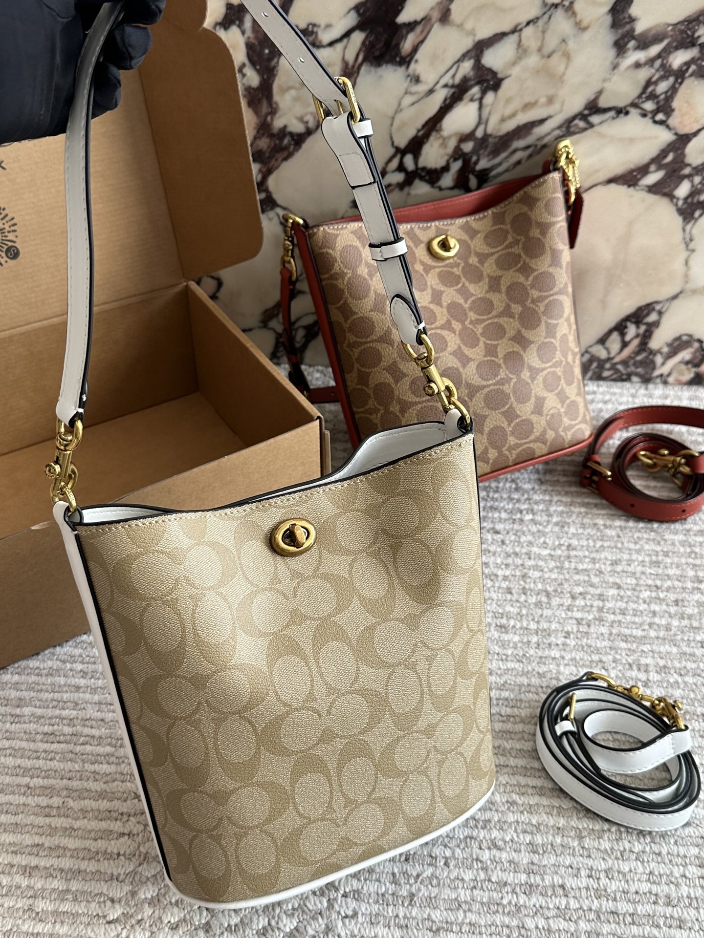 💰190 配盒 size：21 17cm C家 新款水桶包 蔻驰最新一季的 休闲随性的包型，立体饱满 腋下/斜挎都不成问题 通勤必备 搜索 coach 水桶