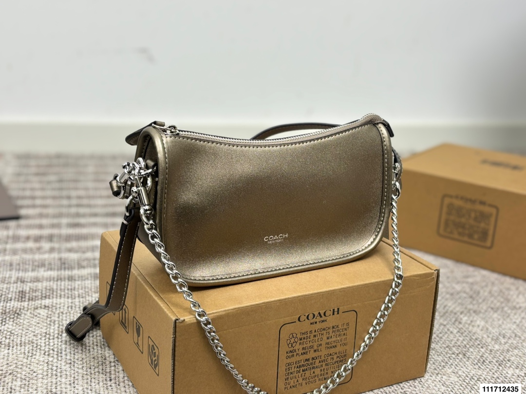 P165 配盒子COACH｜蔻驰新品waverly bag24 蔻驰八月这款Waverly手袋适于日常使用的简约设计， 灵感源自品牌故乡纽约的随性精致格调。 采用具有精美纹理和柔软质感的天然粒面皮革制作，配有一个方便的搭扣袋以及一个可存放手机、钱包等随身物品的开放式内袋。 全面百搭的顶部手柄设计提供了三条可替换肩带，可通过皮革肩带或优雅链带实现斜挎和肩背哟。 尺寸23 12