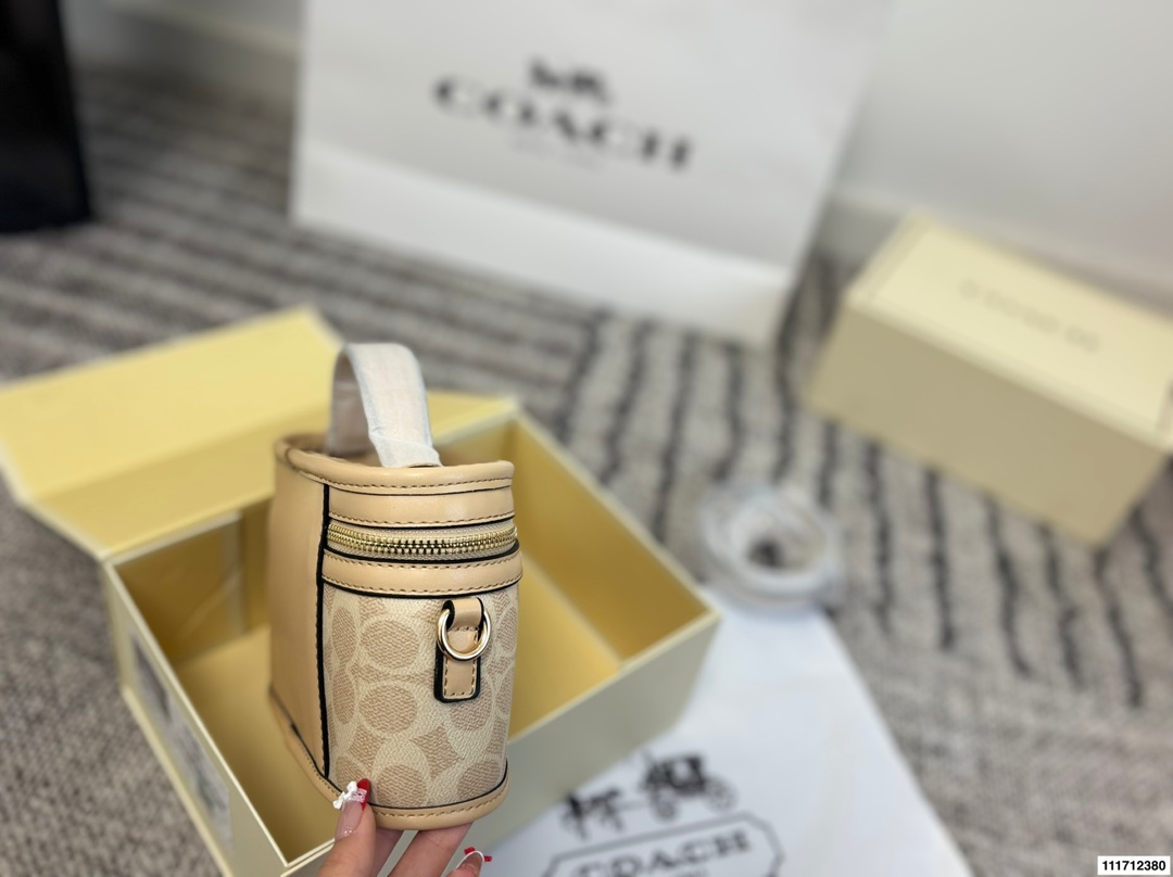 p150配折叠盒 尺寸22.13 Coach盒子包💕小可爱 新款圆饼斜挎包 一开始看到这个包 觉得一般般 不亮眼。结果背上身 惊了!超可爱!竟然是少女风格的! 这个包真的很赞啊 1️⃣容量:小身板大容量啊,装手机+钱包+气垫+口红+纸巾,就足够了,完全没问题! 2⃣️材质:是蔻驰家经典的花纹,很耐用的皮质。(肩带能调节 非常实用) 3⃣️风格:可爱 可爱真的可爱! 完全没有coach其他款式老气的感觉! 还真的蛮减龄的。 关键!棕色花纹很百搭,搭配裙子 裤子都很好看!风衣 毛衣 针织衫也能搭配! 强烈建议入!