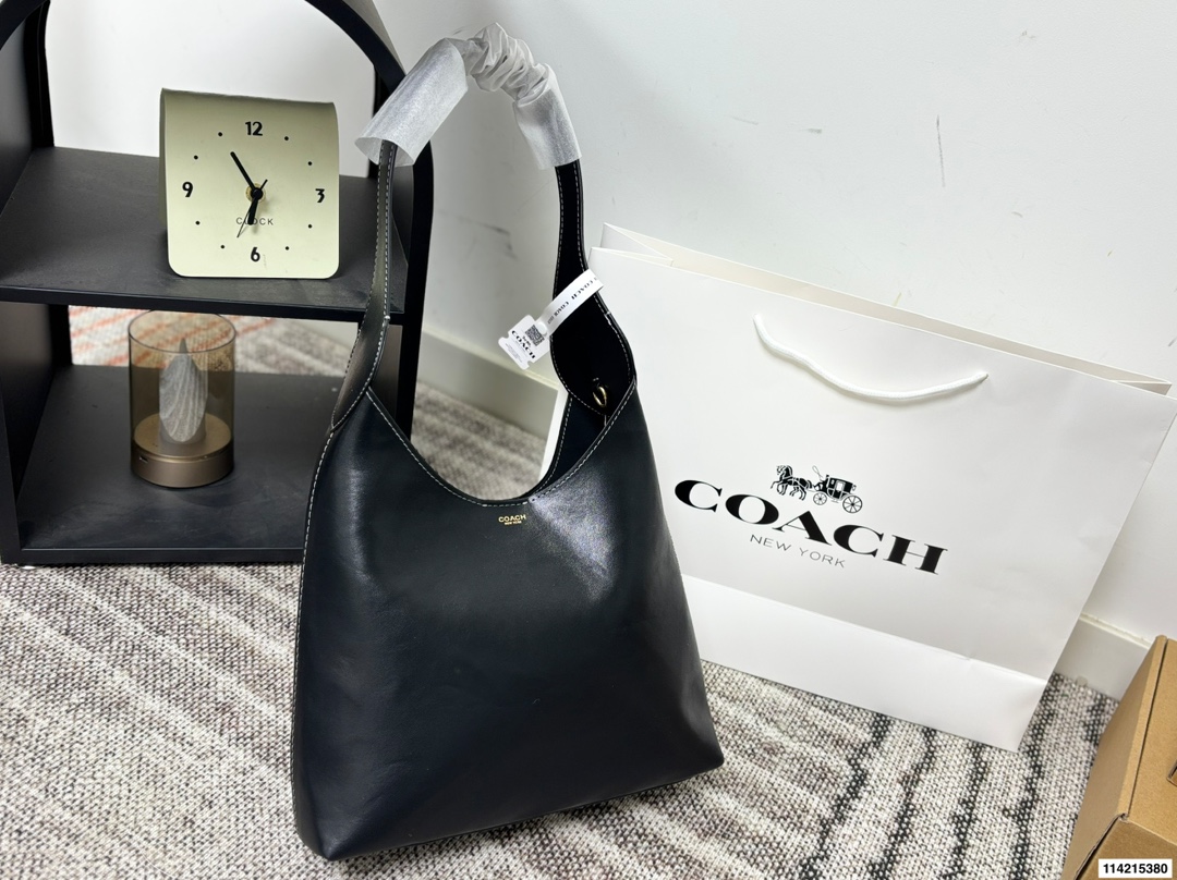 p150 礼盒包装 尺寸34.25/28.21/23.14 蔻驰 Coach 来活啦10月新款 Brooklyn28 Coach新品10月新品,复古潮流风再度来袭 1.肩带可调节长度,足够的腋下肩带,轻松打造腋下包型。 2.轻盈的黄铜配件点缀,尽显低调优雅。 真皮包边,高品质高手艺。 包型轻巧,容量超级可。 通勤,日常都可。简约线条,复古风潮。姐妹们快来get起来吧