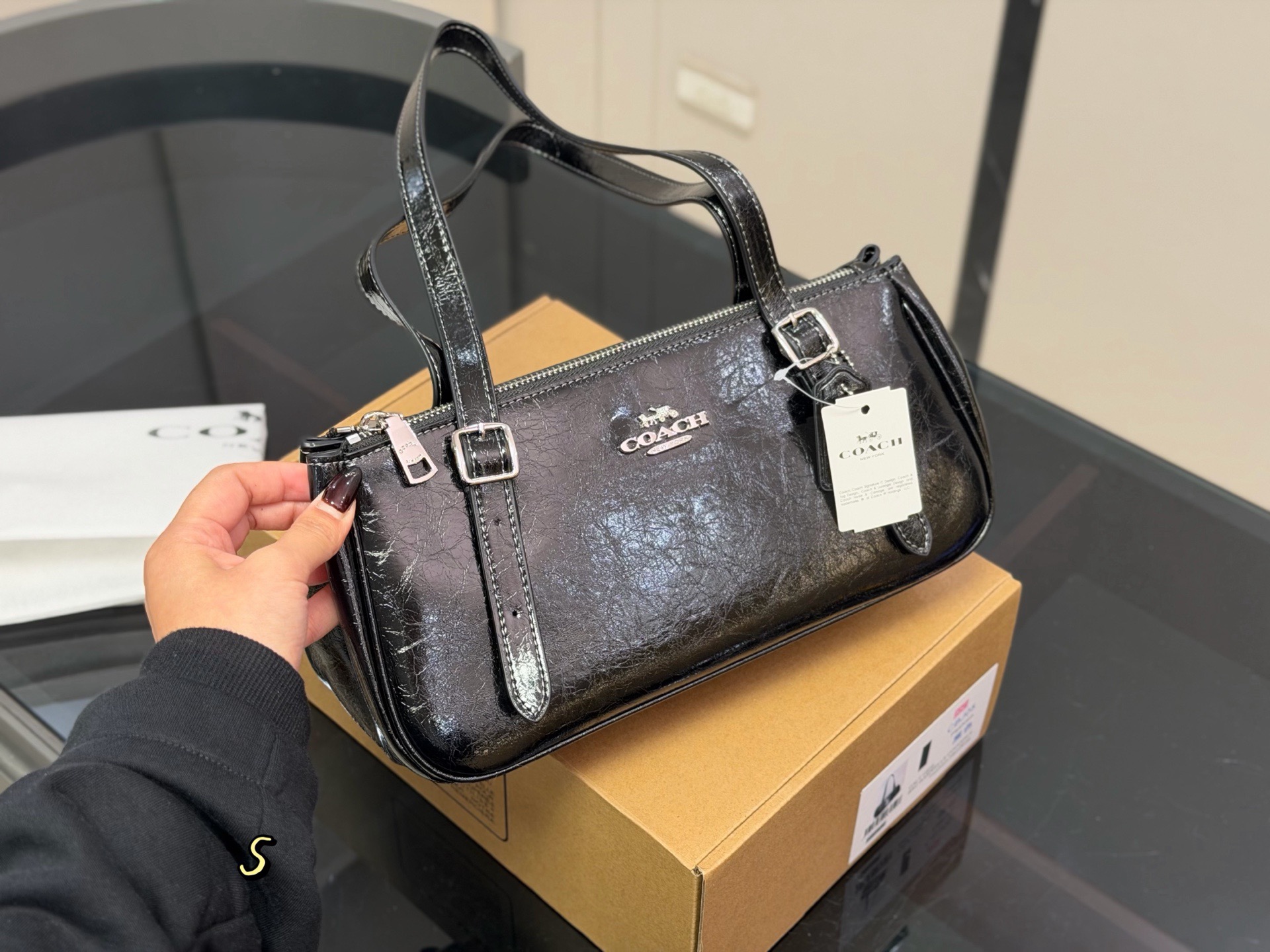 &yen;165 配盒 蔻驰新品asher太好看了 新品又又又又戳到我了！ 油蜡皮光泽度好有质感重点是真的很轻！！！ 酷酷的包包 真的太太太太好看啦 尺寸:30.14cm