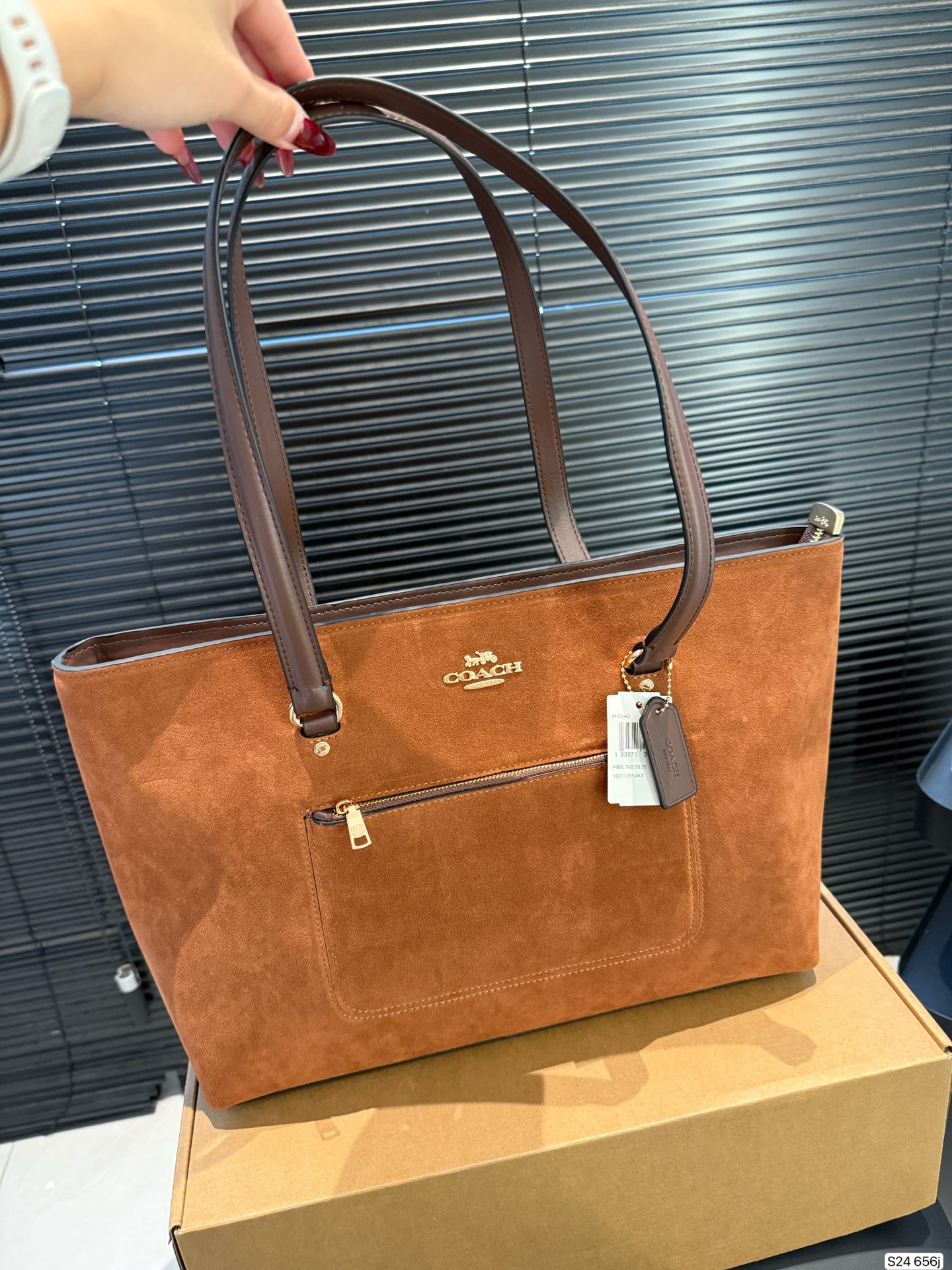 P170 配飞机盒 COACH蔻驰︳秋冬季节的Station 托特包 经典标志老花C Logo STATION 托特包 内置拉链袋/手机袋/多功能袋 顶部拉链开合,织物衬里 尺寸36 27 货号656