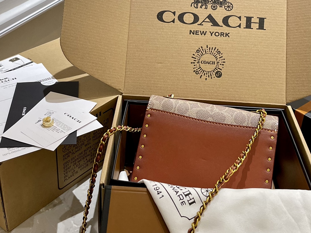 原单牛皮🐆p180 折叠礼盒 官网飞机箱 保养卡 全套包装 Coach Parker18 是现代和经典的完美碰撞，翻盖上山茶花的造型，既高 雅又特别，多个隔层非常实用，拼色设计，复古时髦，柔软舒适，质感一流 优雅不浮夸，精致也不挑年龄 Parker18小号温柔少女配色 属于耐看型的首选系列。简直了！ 又相当百搭，简直不要太美。18cm