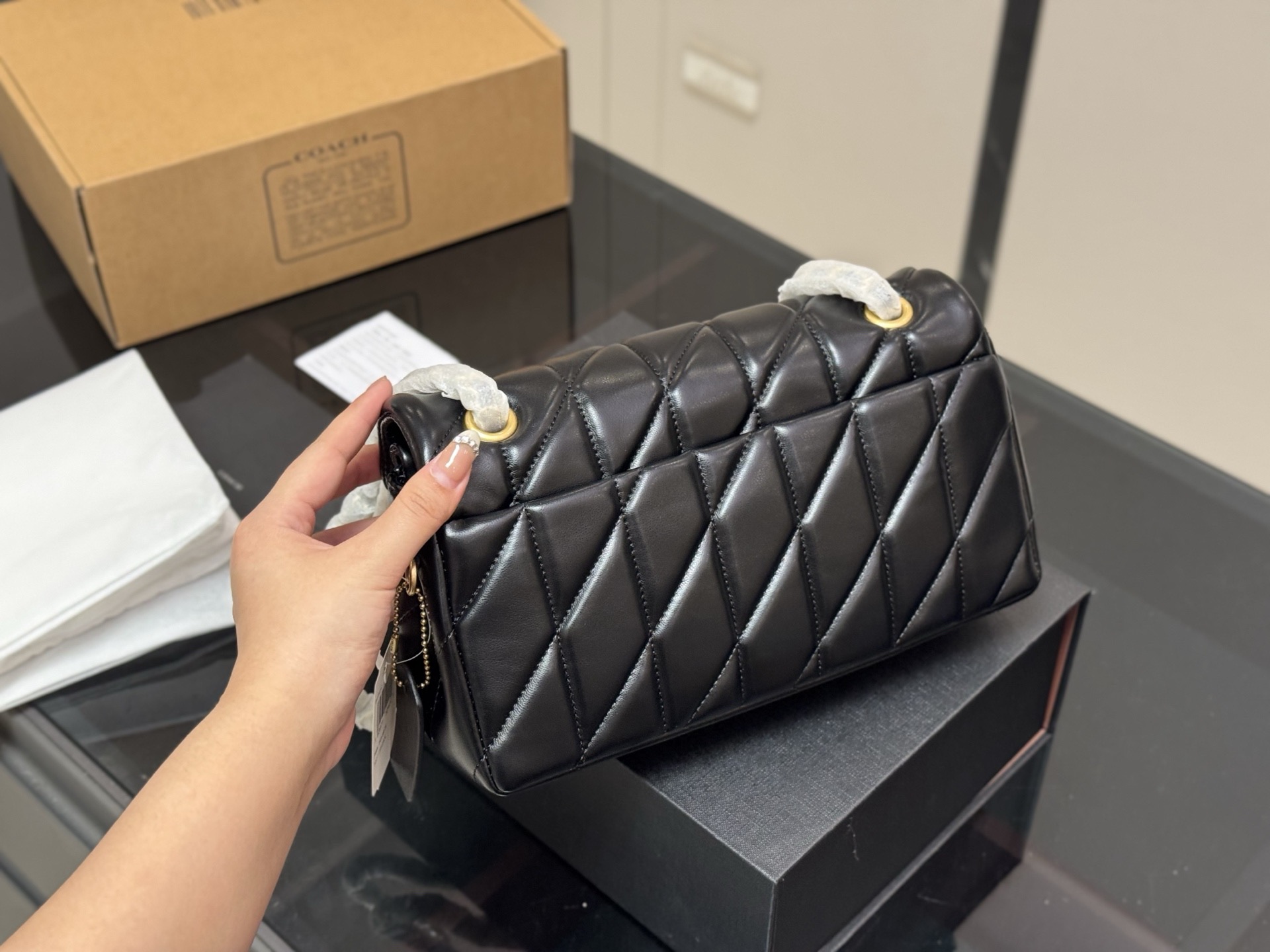 ¥200 配折叠盒飞机盒 👏🏿 size:25*15cm 百搭神器—tabby 蔻驰 酒神新品 Quilted Tabby25 链条版Tabby 这你能忍住?? 满满的小细节…