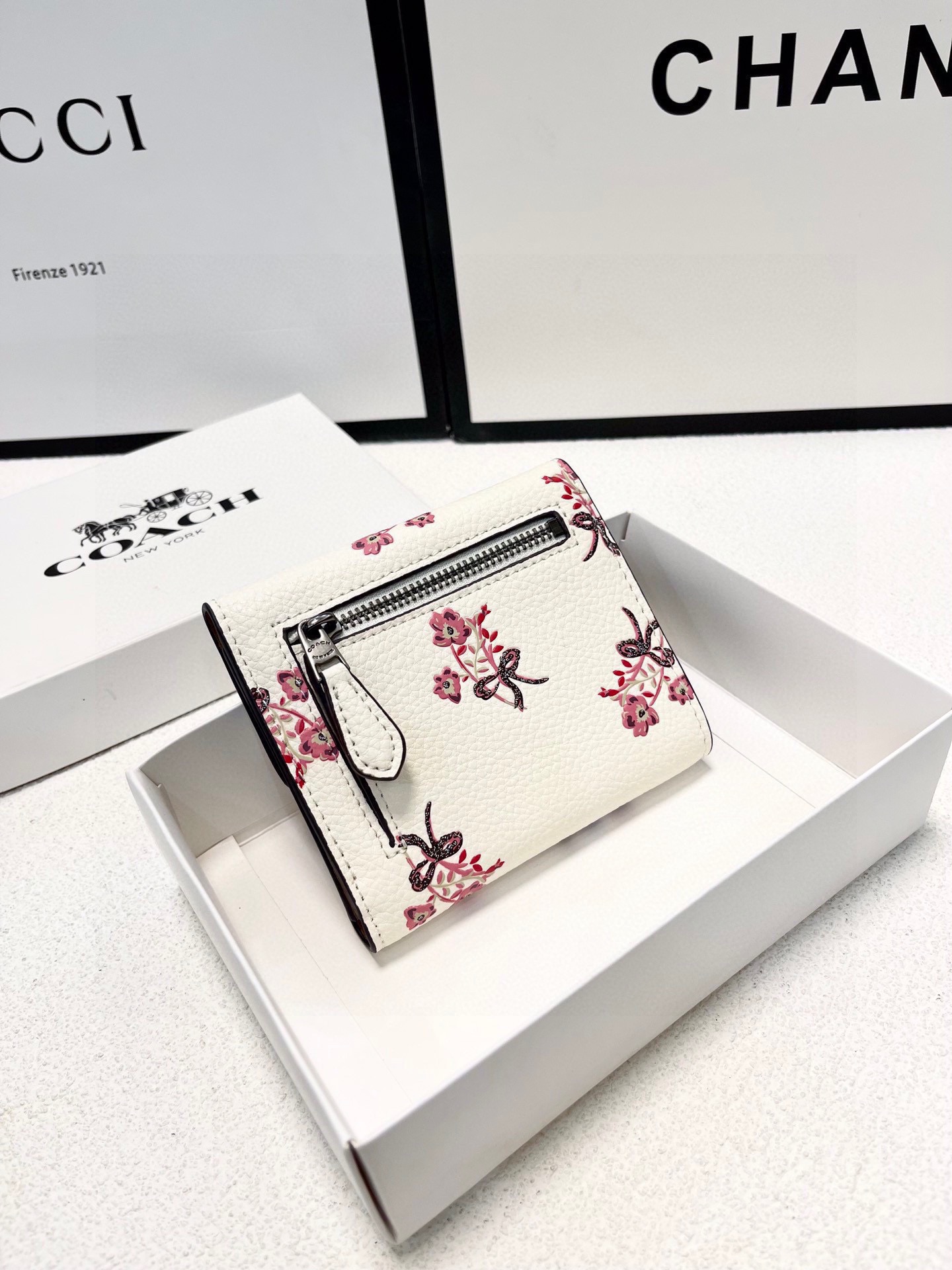 P105🎀🎀颜色 印花🎀尺寸 11x10🎀蔻驰专柜爆款👍原版牛皮三折短款钱包🔥精美设计手感一流美妞必备实物超级美🆕❤️