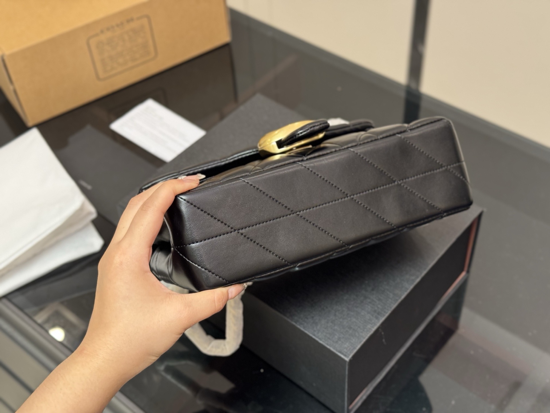 ¥200 配折叠盒飞机盒 👏🏿 size:25*15cm 百搭神器—tabby 蔻驰 酒神新品 Quilted Tabby25 链条版Tabby 这你能忍住?? 满满的小细节…