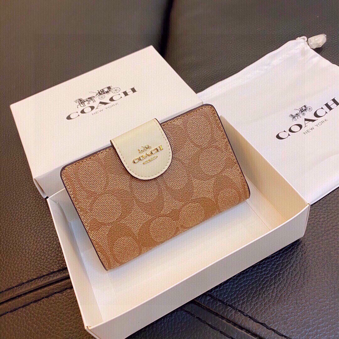 P110🎀🎀颜色 配色🎀尺寸 14x9🎀✨代购级别,越南制造,coach短款钱包此款钱包小巧精致可爱💓非常实用,内部多层卡位槽,可以平铺人民币 现货发售