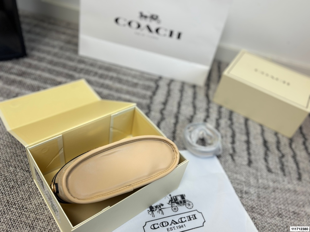 p150配折叠盒 尺寸22.13 Coach盒子包💕小可爱 新款圆饼斜挎包 一开始看到这个包 觉得一般般 不亮眼。结果背上身 惊了!超可爱!竟然是少女风格的! 这个包真的很赞啊 1️⃣容量:小身板大容量啊,装手机+钱包+气垫+口红+纸巾,就足够了,完全没问题! 2⃣️材质:是蔻驰家经典的花纹,很耐用的皮质。(肩带能调节 非常实用) 3⃣️风格:可爱 可爱真的可爱! 完全没有coach其他款式老气的感觉! 还真的蛮减龄的。 关键!棕色花纹很百搭,搭配裙子 裤子都很好看!风衣 毛衣 针织衫也能搭配! 强烈建议入!