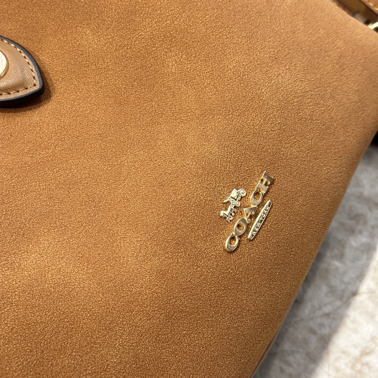 p160 礼盒包装 COACH新款NHadley美哭啦 COACH十月新款Hadley crossbody 可调节拼接肩带设计可腋下可斜挎 麂皮材质氛围感一整个电 真的不要太美 尺寸 23&times;25cm