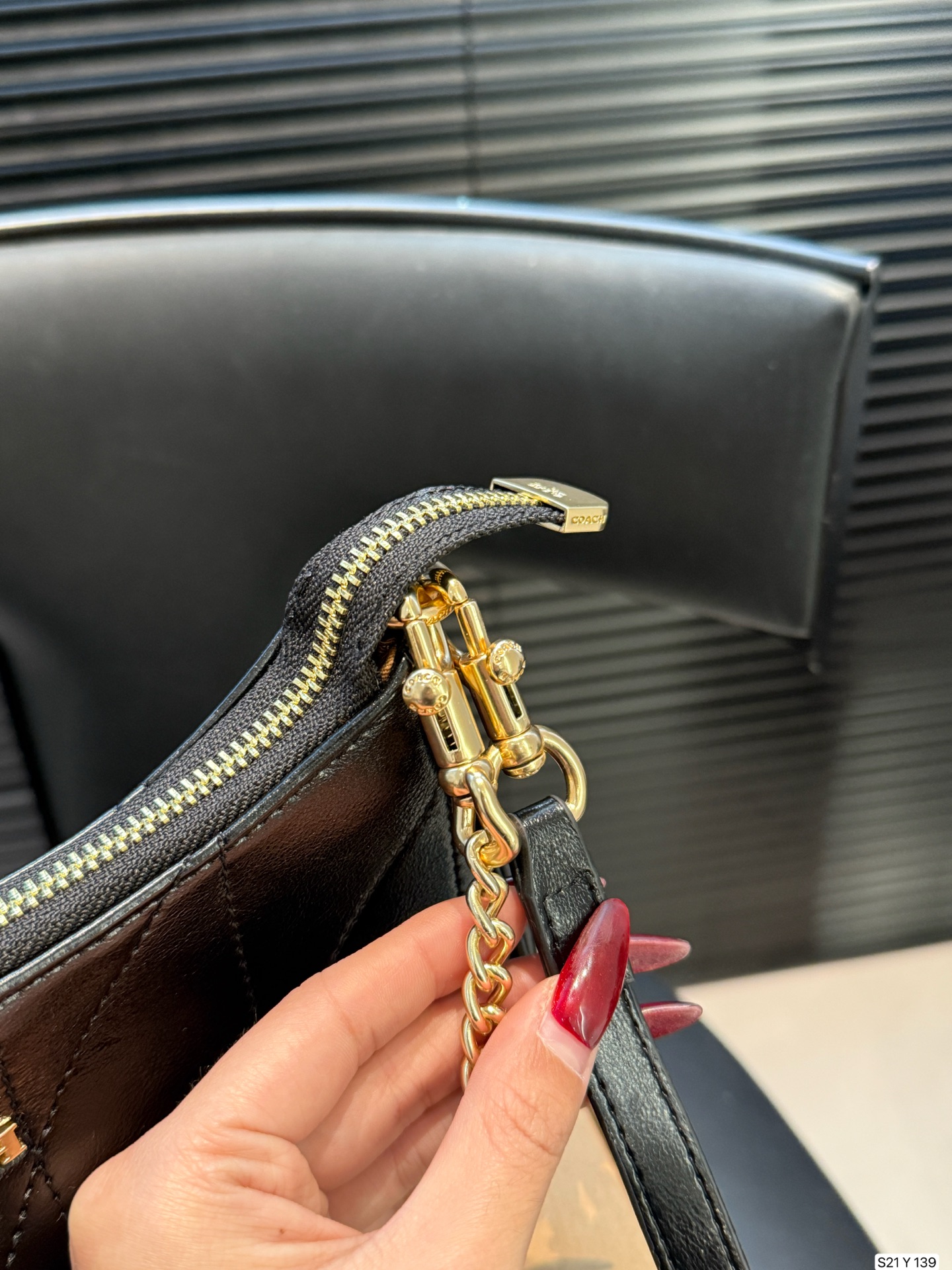 P155 配盒子 COACH/蔻驰腋下包 单肩包斜挎包手提包购物袋 容量非常可，很实用的一款尺寸24 13 货号Y139