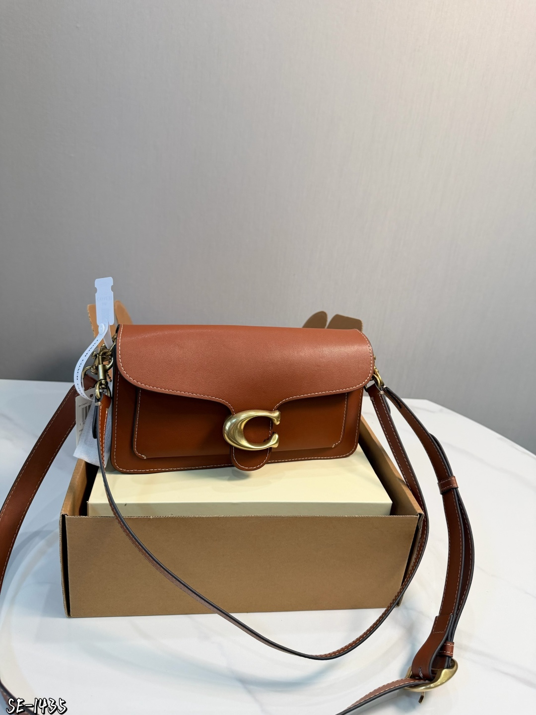 ❤️p195❤️ Coach Tabby 26酒神包 Coach Tabby 26酒神包，选用柔软颗粒牛皮，手感细腻耐用，焦糖棕色搭配复古金属C扣，简约又大气艹。26x15x7.5cm26x15x7.5cm，内部夹层+拉链小袋，收纳超方便！肩带可调节，腋下、单肩、斜挎都OK，通勤约会都能轻松驾驭~焦糖棕色百搭耐看，秋冬穿搭必备，复古优雅 气质满你可