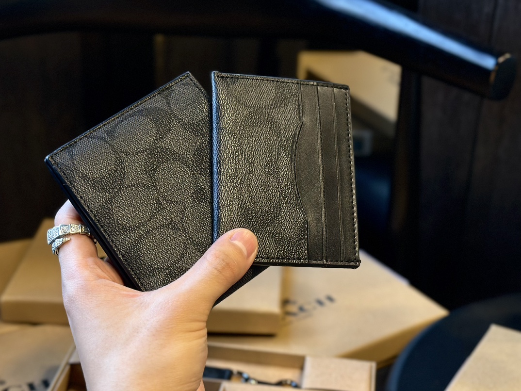 福利🐆p70 礼盒包装 Coach 高级男士钱包超级礼盒 钱夹+卡包+钥匙扣 男士钱包我一直喜欢的就是 Coach，因为它的辨识度高而且做工值得信任。而且设计简约，真皮抗磨耐用，送朋友、男友 首选