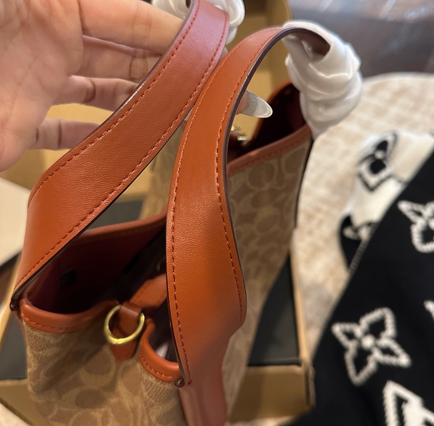 p185 礼盒包装 COACH新款NHadley美哭啦 COACH本月新款Hadley crossbody 可调节拼接肩带设计可腋下可斜挎 麂皮材质氛围感一整个电 真的不要太美 尺寸 23&times;25