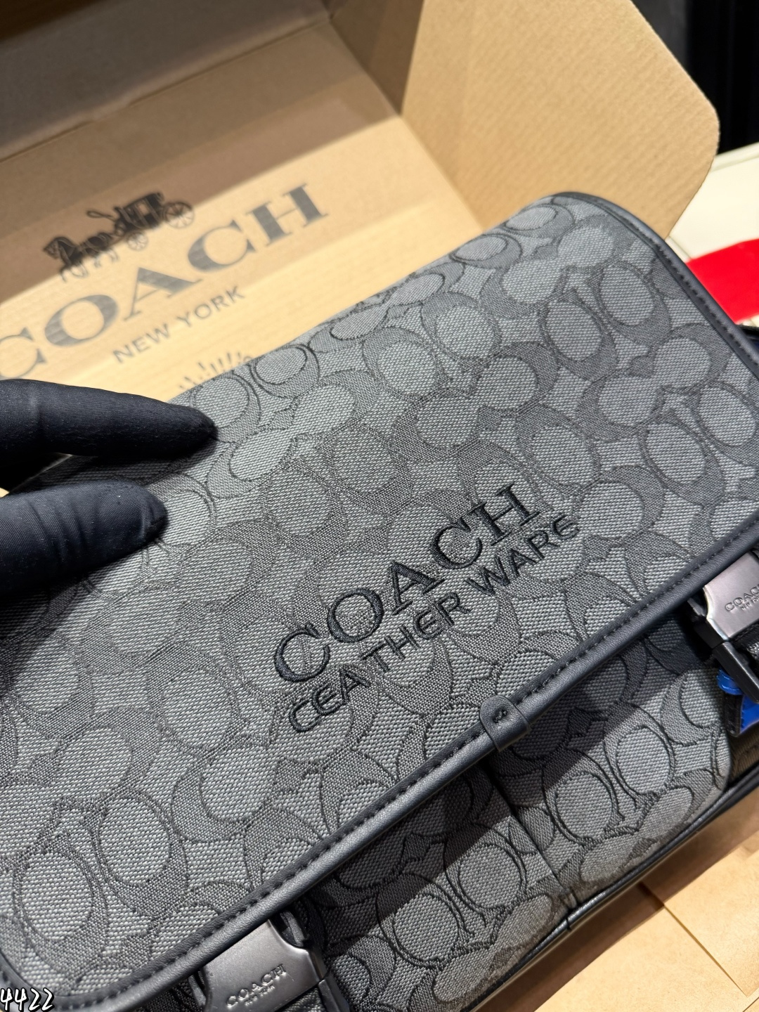 ❤️p200（礼盒包装）❤️ 男士邮差包? Coach酷帅邻家风走起~ 男包应该如何选择?时尚界男包内卷舌 不如配上一些明亮的颜色打造酷帅邻家风~@Coach蔻驰的Track系列一直都是打造不同风格的家 v [混合 丛林绿玛瑙色]这个颜色真的超级复古并且超有韵味~搭配风衣和马丁靴在背.上Track这款包包，真的超级深沉又深邃 V [木炭灰色拼运动蓝色]不得不说这个配色还真是深藏不露，打开翻盖居然还带了一些姜黄色，真的是非常吸睛，搭配简单的白色T，背上运动风蓝色的 Track,在篮球场上一-定会迷倒不少女生 V容量可以放下11寸笔记本电脑~颜值与实力并存!!! 尺寸：30*8*23cm