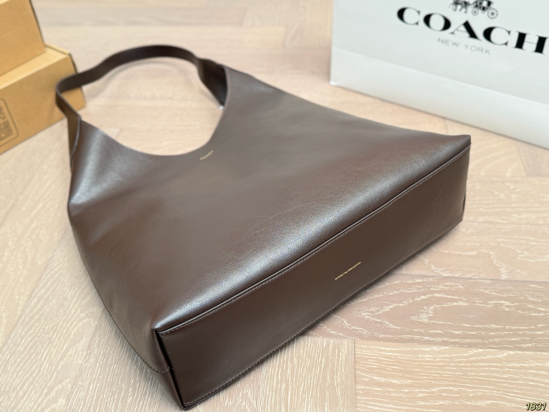 &yen;210/&yen;180/&yen;170飞机盒 蔻驰Coach托特包 颜色搭配很有复古的感觉 高级又不失优雅 超有氛围感 通勤 休闲 约会通通可搭 尺寸：38 32/27 21/22 13