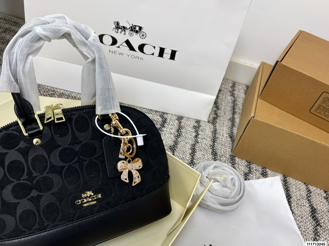 p145 配礼盒 尺寸25.20 蔻驰🌂专柜最新限量推出💫 蔻驰经典贝壳包‼️超级实用 高品质 原版五金 ‼️完美设计 版型超正💫经典的设计理念让你与众不同,回头率超高