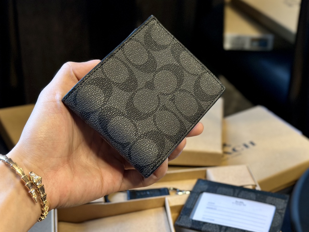 福利🐆p70 礼盒包装 Coach 高级男士钱包超级礼盒 钱夹+卡包+钥匙扣 男士钱包我一直喜欢的就是 Coach，因为它的辨识度高而且做工值得信任。而且设计简约，真皮抗磨耐用，送朋友、男友 首选